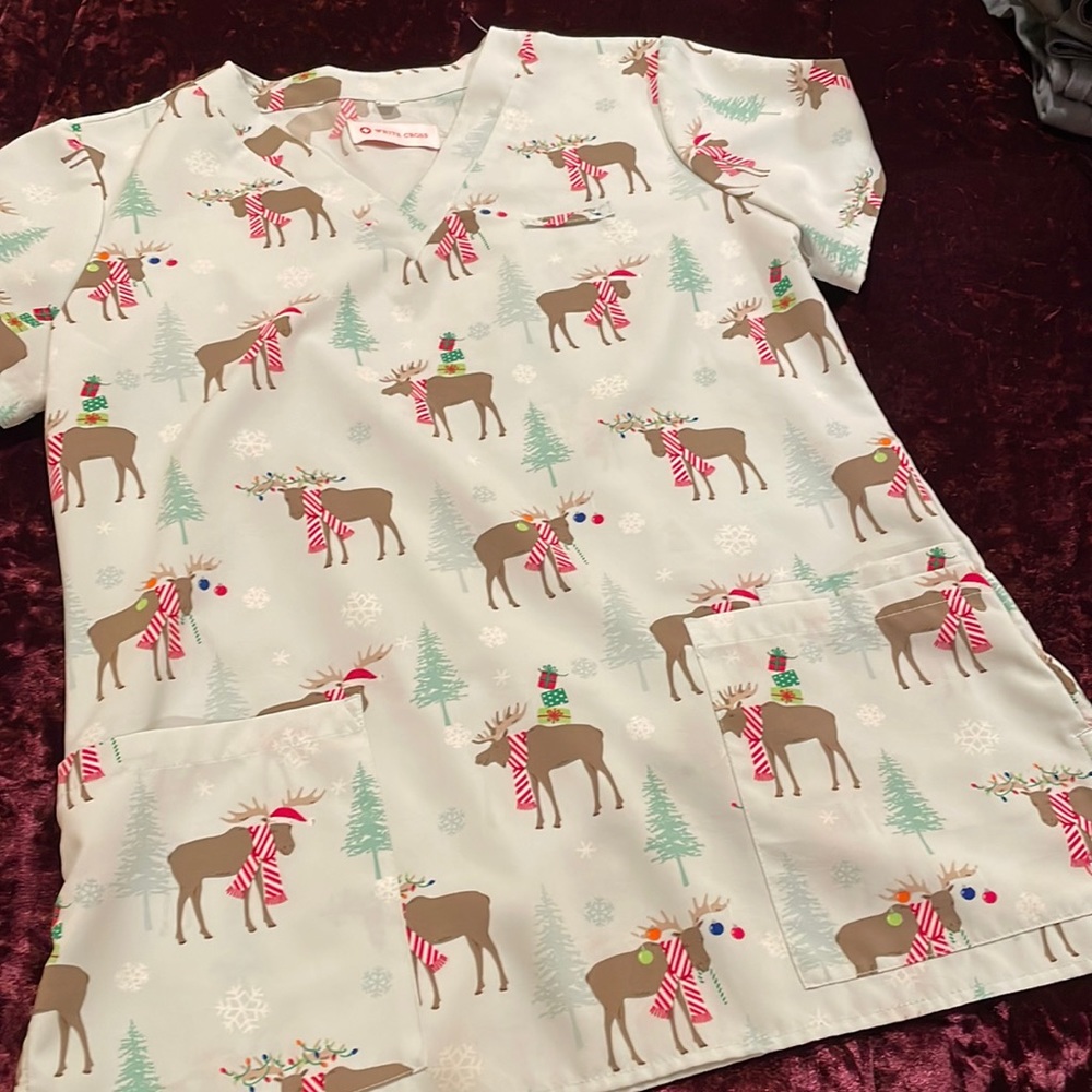 White Cross Christmas Scrub top! XS ✨💚